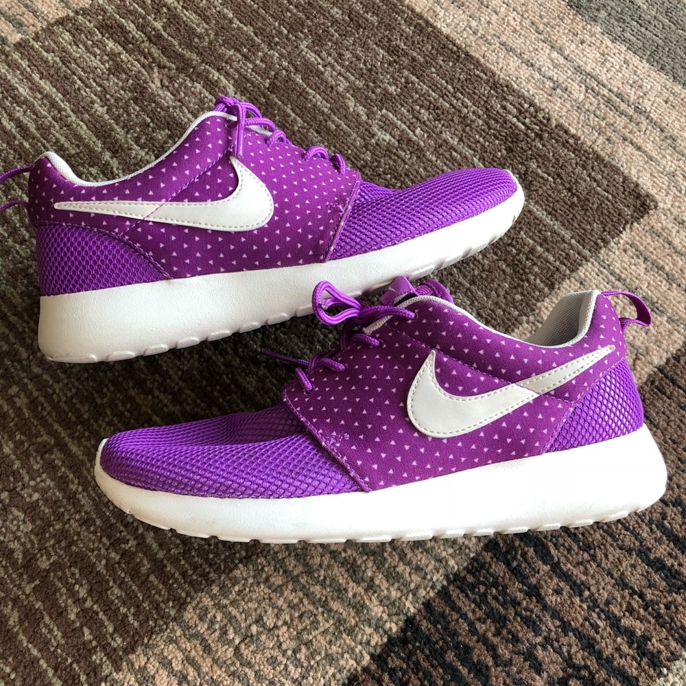 Women’s purple Nike roshe